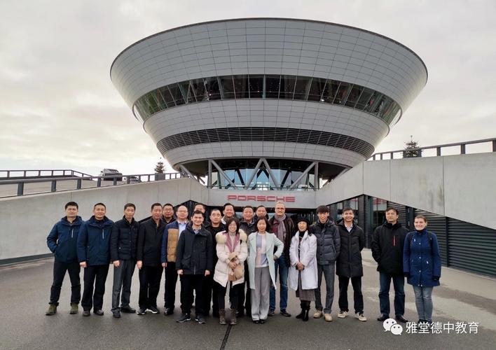 工業美學與商務氣質的交匯 保時捷工廠外的時代畫面