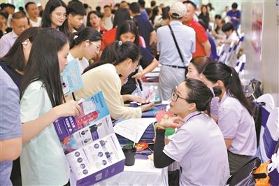 廣州中考補錄招生咨詢會火熱舉行 家長點贊 專業實在
